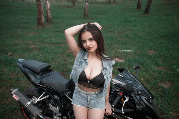 Сисястая девушка на мотоцикле, Большие сиськи на мотоцикле, Девушка на мотоцикле