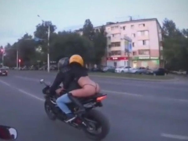 В стрингах на мотоцикле, Девушка на мотоцикл, Байкерша на мотоцикле