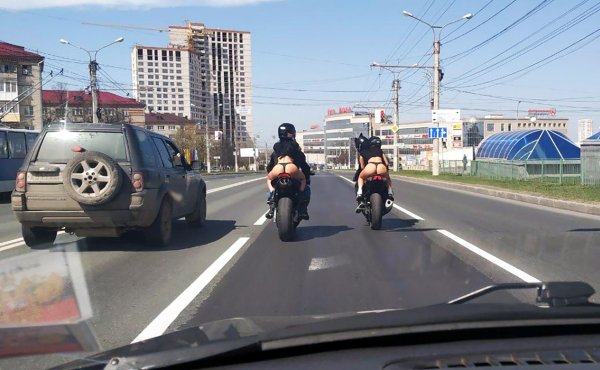 Девушки в стрингах на мотоциклах, Девушка на мотоцикл, В стрингах на мотоцикле