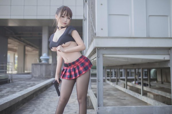 Очаровательная модель Yoko с соблазнительными формами