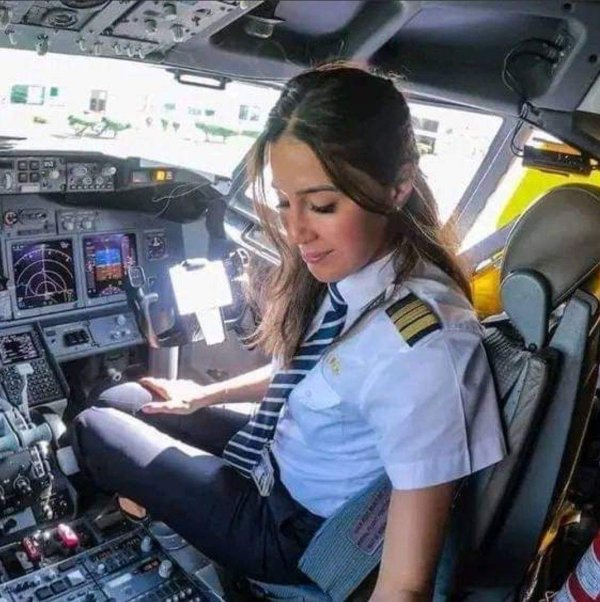 Сексуальная шведская пилотесса Малин Рюдквист в форме Boeing
