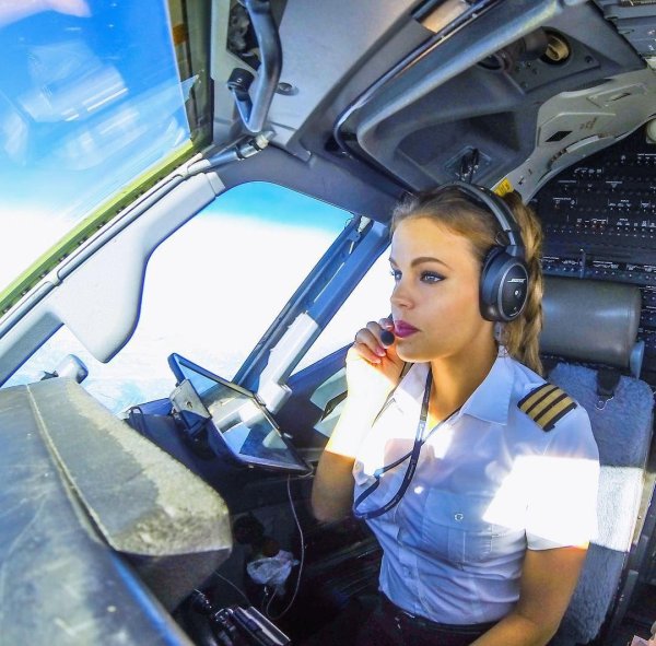Шведская пилотесса Малин Рюдквист выглядит неотразимо в форме Boeing