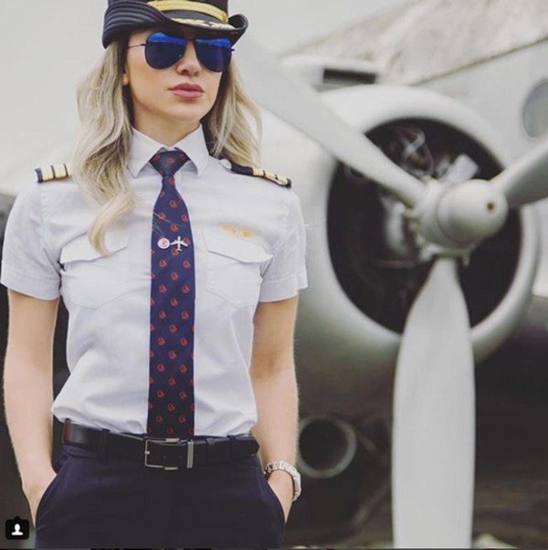 Пилотесса Марианна Ручковская соблазнительно демонстрирует свою привлекательность