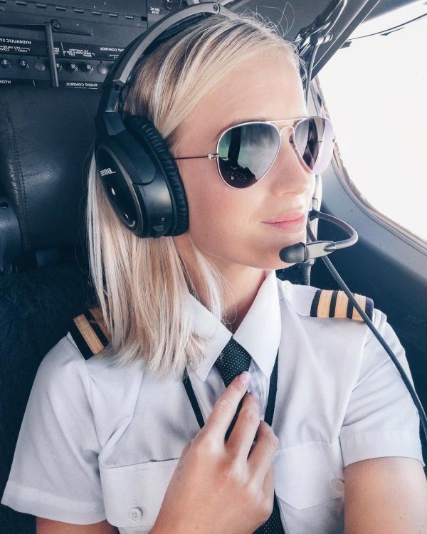 Сексуальная пилотесса Марианна Ручковская выглядит неотразимо