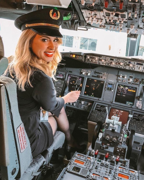 Милая Малин Рюдквист за управлением Boeing