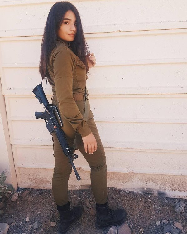 Эффектная Юли Товма в военной форме