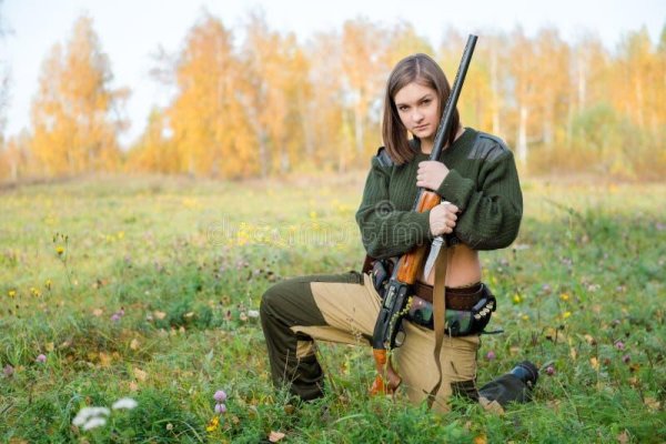 Эффектная охотница в лесном камуфляже