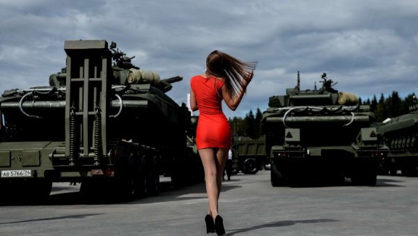 Девушки на танках в соблазнительных позах