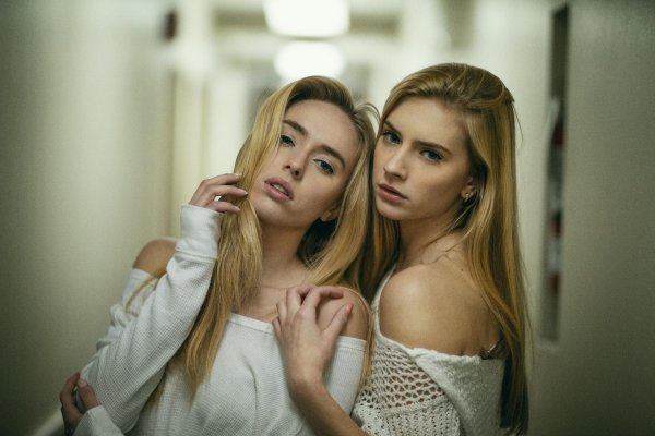 Романтичная фотосессия двух очаровательных подружек