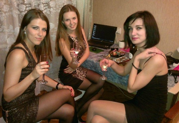 Русские подружки в колготках делятся частными моментами