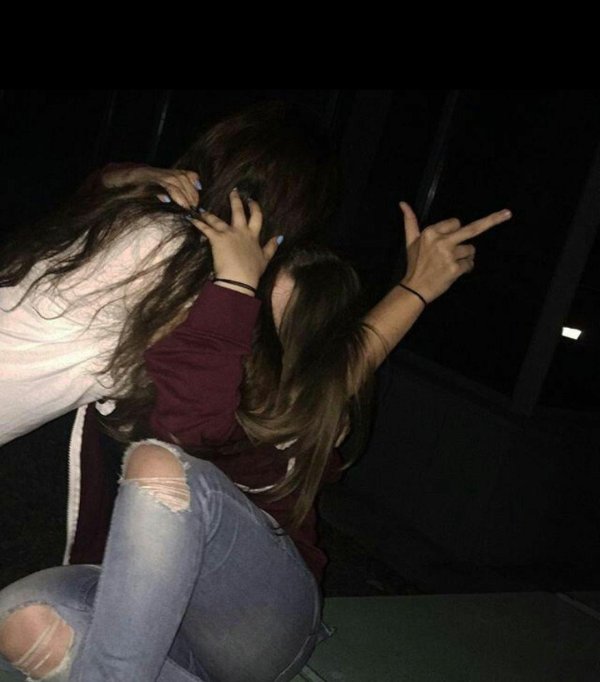 Подруги без лица, Две девушки со спины, Две девушки без лица