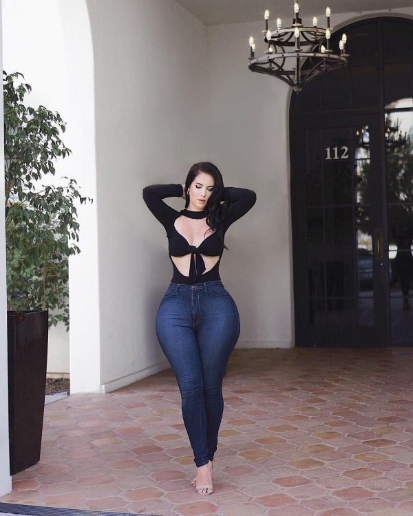 Впечатляющая Holly Luyah с выразительными формами