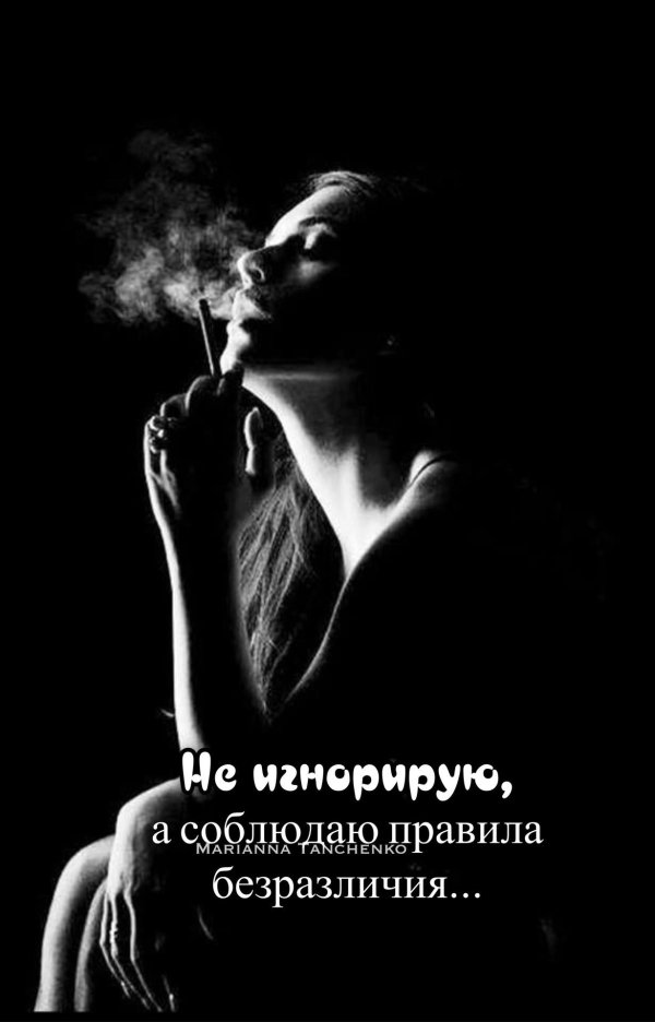 Элегантная девушка с сигарой в стильной фотосессии
