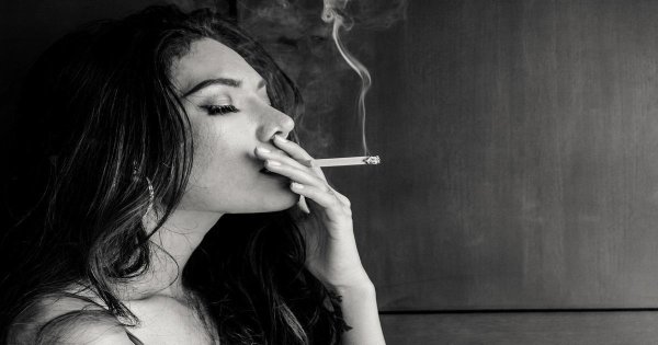 Девушка курит сигарету, Девушки с сигаретой, Красивая женщина с сигаретой