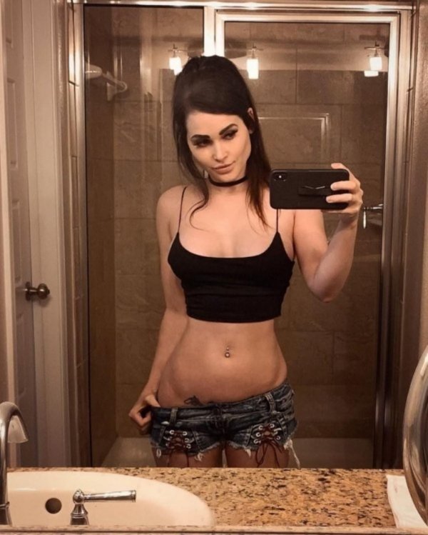 Niece Waidhofer в соблазнительных онлифанс селфи