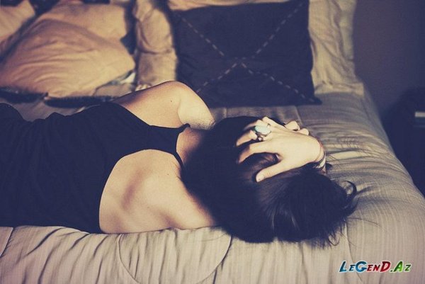 Девушка брюнетка в постели, Девушки со спины, Брюнетка со спины