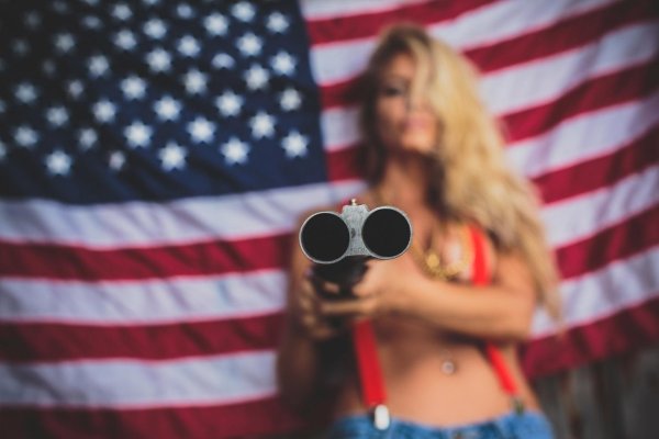 Обольстительная девушка с флагом США