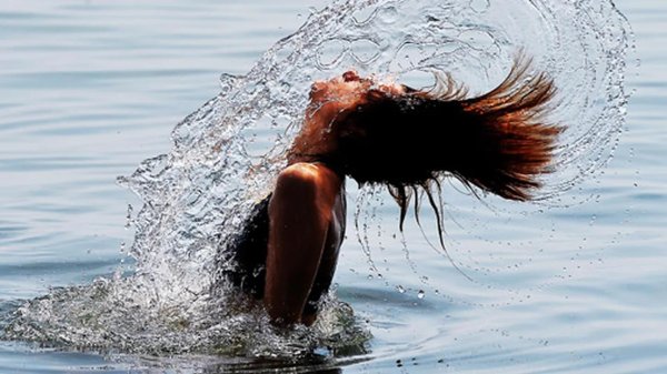 Девушка купается в море, Девушка выныривает из воды, Волосы в воде