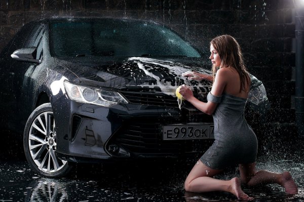 Соблазнительная девушка на автомойке моет шикарный автомобиль