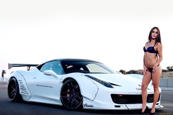 Манящая девушка возле Ferrari Liberty Walk