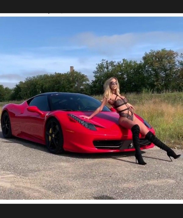 Манящая девушка возле Ferrari и Chevrolet Corvette