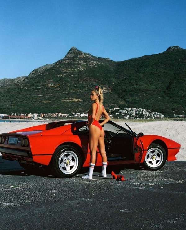 Манящая девушка возле Ferrari GTS Quattrovalvole