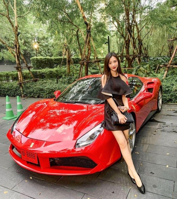 Изысканная красавица с элитным автомобилем Феррари
