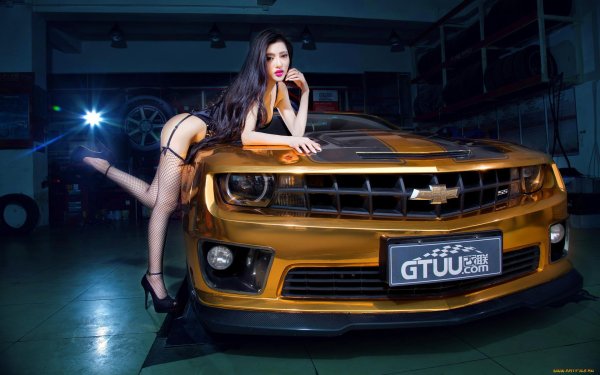 Завораживающая красавица с роскошным автомобилем