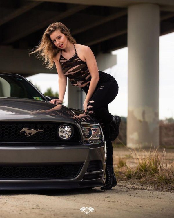 Автомобиль ford mustang