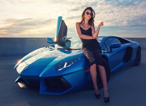 Соблазнительная модель возле синего Lamborghini Aventador