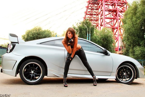 Соблазнительная красотка возле Toyota Celica T