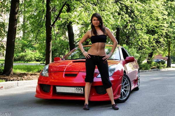 Очаровательная красотка возле Toyota Celica