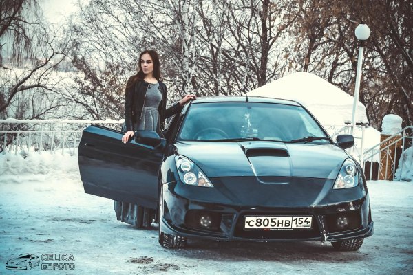 Очаровательная красотка возле Toyota Celica VII T