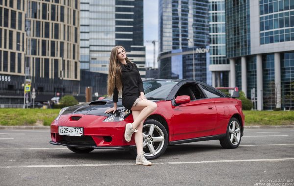 Страстная красотка возле Mazda RX и Селика Тойота