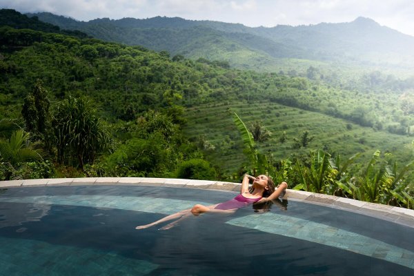 Бассейн infinity в Capella Ubud Bali с тропическими видами