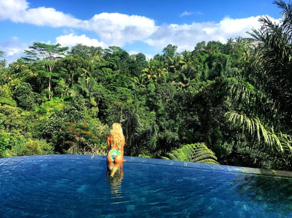 Девушка в джунглях Ubud с бассейном infinity на Бали