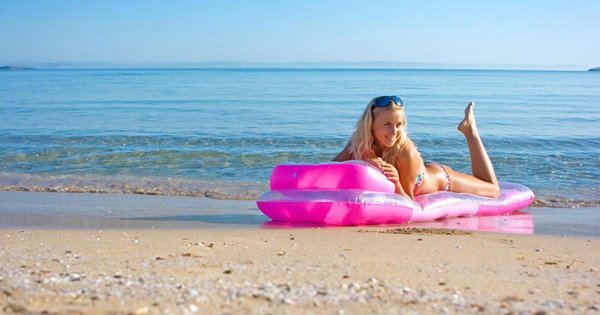 Девушка на матрасе в море, Девки на море, Девушка на матрасе