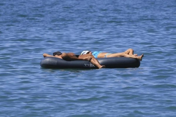 Девушка на надувном матрасе, С пляжа, Унесло в море