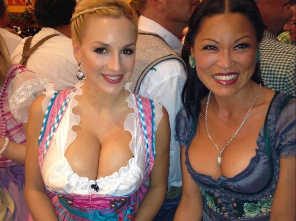 Эффектная Jordan Carver в дирндль на Oktoberfest