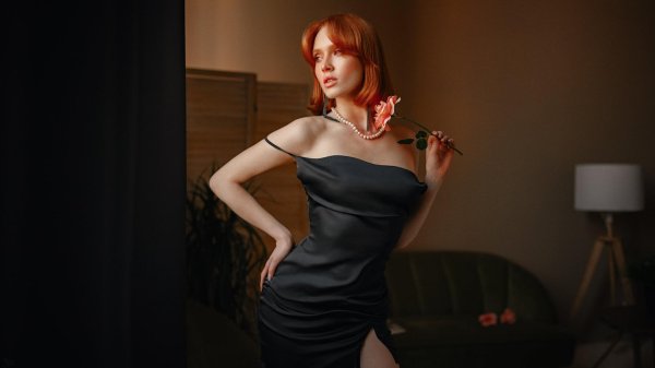 Огненная рыжая Арина в элегантном платье очаровывает