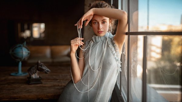 Элегантная Мария в винтажном платье с изысканными украшениями