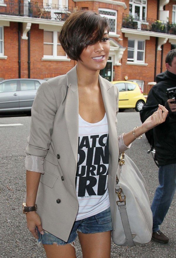 Frankie Sandford в стильном аутфите с короткой стрижкой