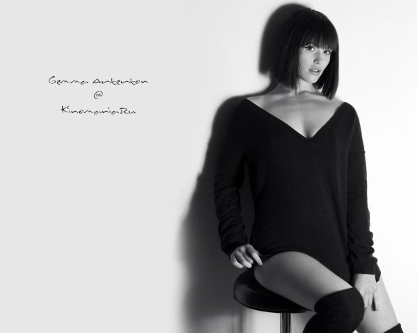 Джемма Артертон в стильной фотосессии с короткой стрижкой каре