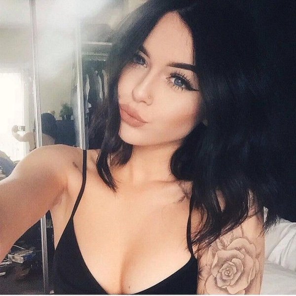 Привлекательная Acacia Brinley с черными волосами в селфи