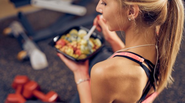 Спортивная девушка с едой, Девушка с едой, Фитнес девушка