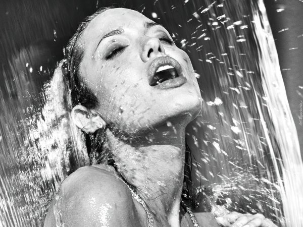Знаменитая Анджелина Джоли в водной фотосессии