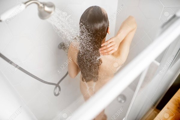Очаровательная девушка наслаждается душем