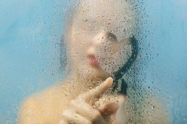 Запотевшее стекло в ванной, В душе девушка, Сердечко на запотевшем стекле