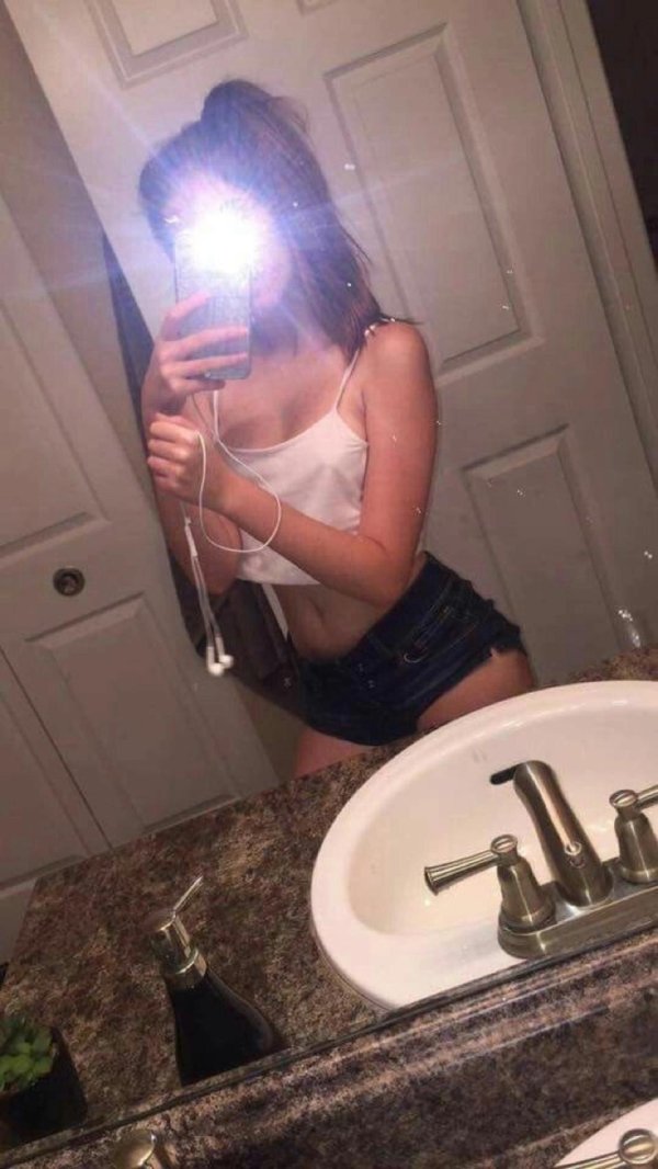 Фотографии девушек в зеркале, Девушка в ванной селфи, Селфи девушек в зеркале без лица