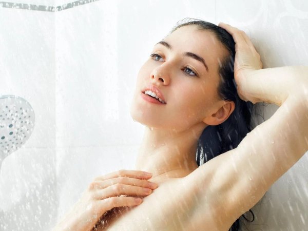 Интимные процедуры девушки в уютной душевой кабинке